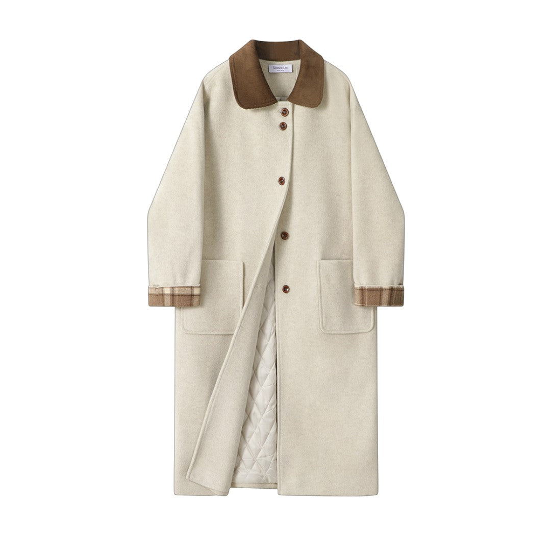 アシンメトリーな襟元と切り替えデザインがわかる、ヴィンテージデザイン ロングコートの正面アップ画像。