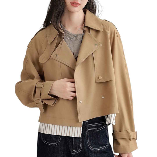 ヴィンテージデザイン トレンチコートの正面アップ。大きな襟(ビッグカラー)とボタンのディテールがわかる画像。