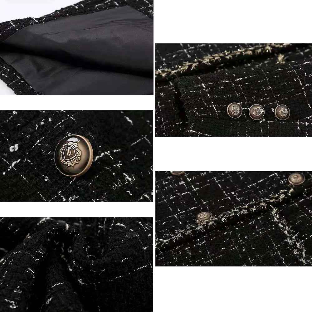 ツイードジャケットの生地の質感と金ボタンのディテールがわかるクローズアップ画像。