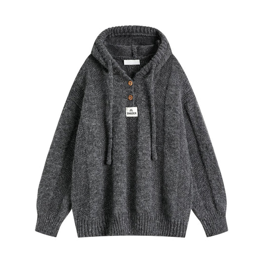 フーディーニットカーディガンのフードとフロントデザインのアップ。