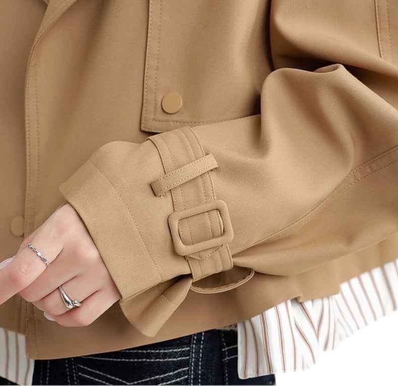 カーキのトレンチコートの生地とステッチの拡大詳細画像。上質な素材感がわかるクローズアップショット。