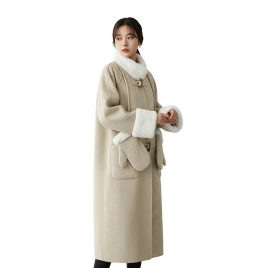 レトロなダッフルコートを着用したモデルの全身正面写真。