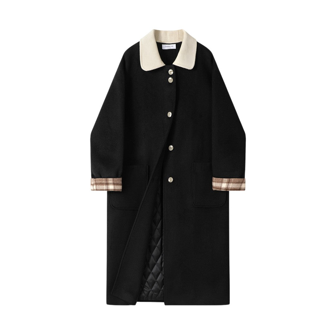 アシンメトリーな襟元と切り替えデザインがわかる、ヴィンテージデザイン ロングコートの正面アップ画像。