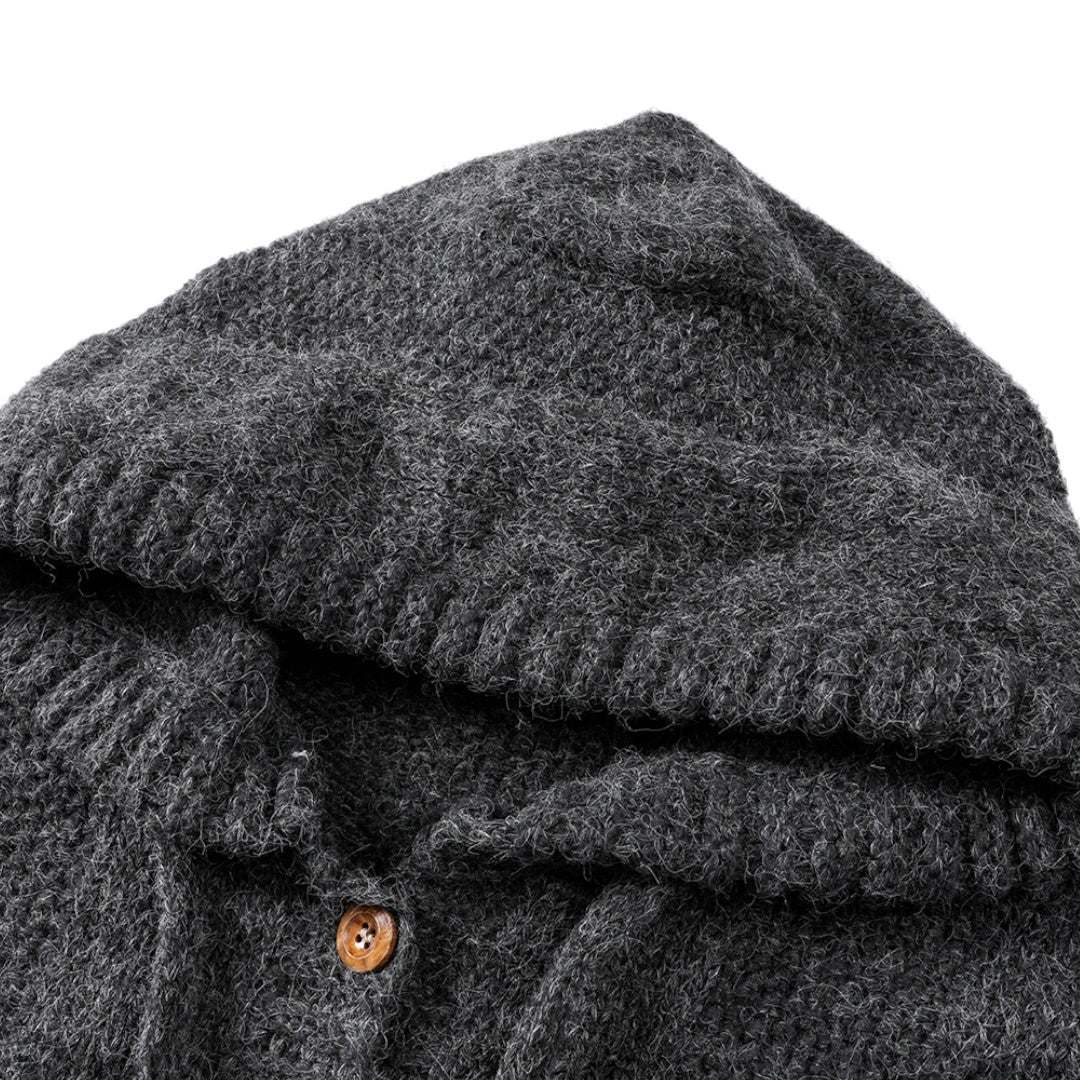 フーディーニットカーディガンの上質なニット生地のテクスチャとボタンの拡大画像。