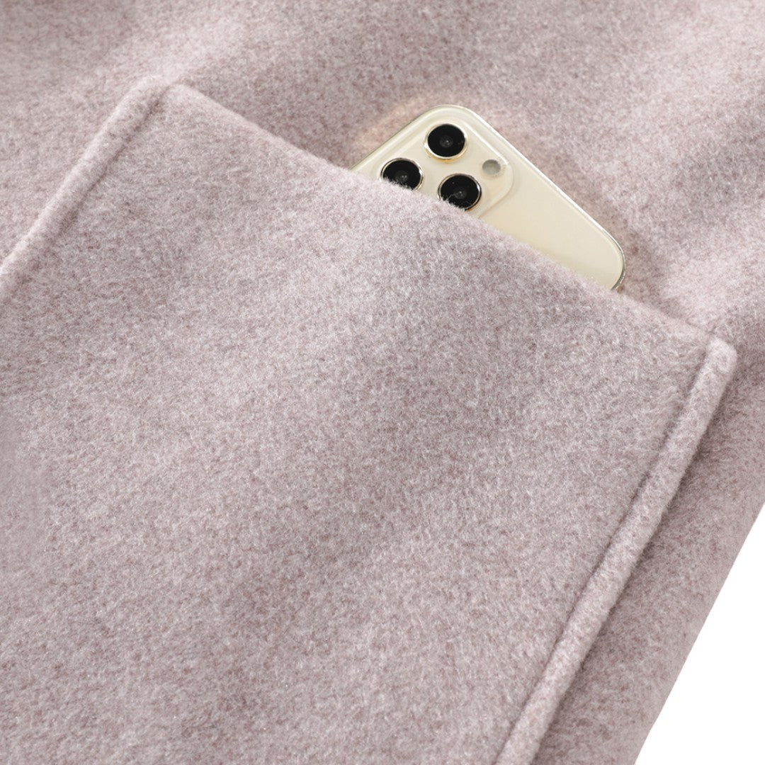 ヴィンテージデザイン ロングコートの生地の質感と、ボタンやステッチなどのディテールがわかる拡大写真。