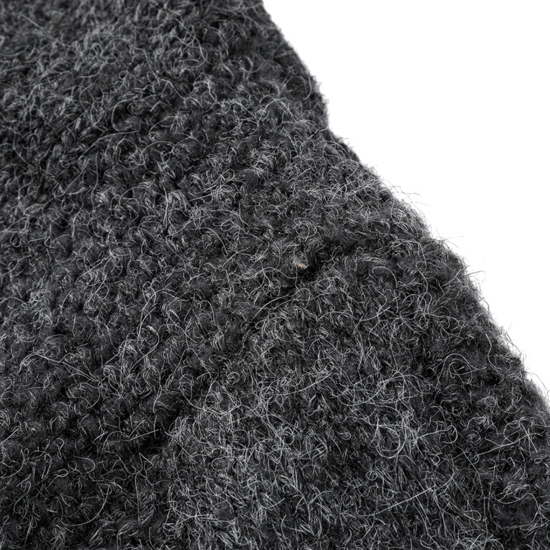 フーディーニットカーディガンの上質なニット生地のテクスチャとボタンの拡大画像。