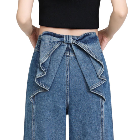 バックリボンワイドデニムを着用したモデルの背面ショット。特徴的な大きなバックリボンが中心。