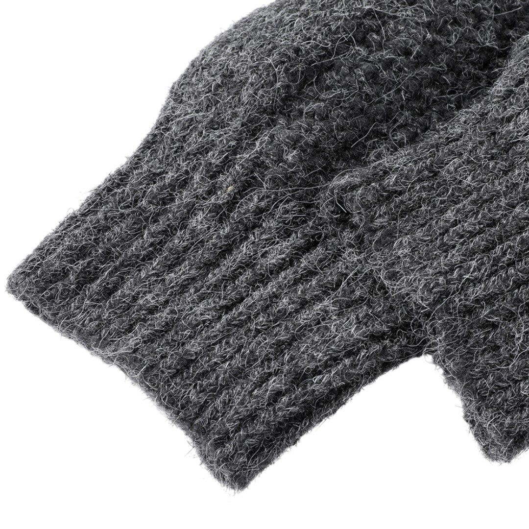 フーディーニットカーディガンの上質なニット生地のテクスチャとボタンの拡大画像。