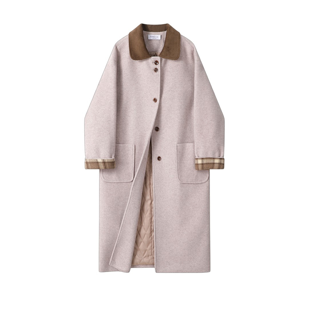 アシンメトリーな襟元と切り替えデザインがわかる、ヴィンテージデザイン ロングコートの正面アップ画像。