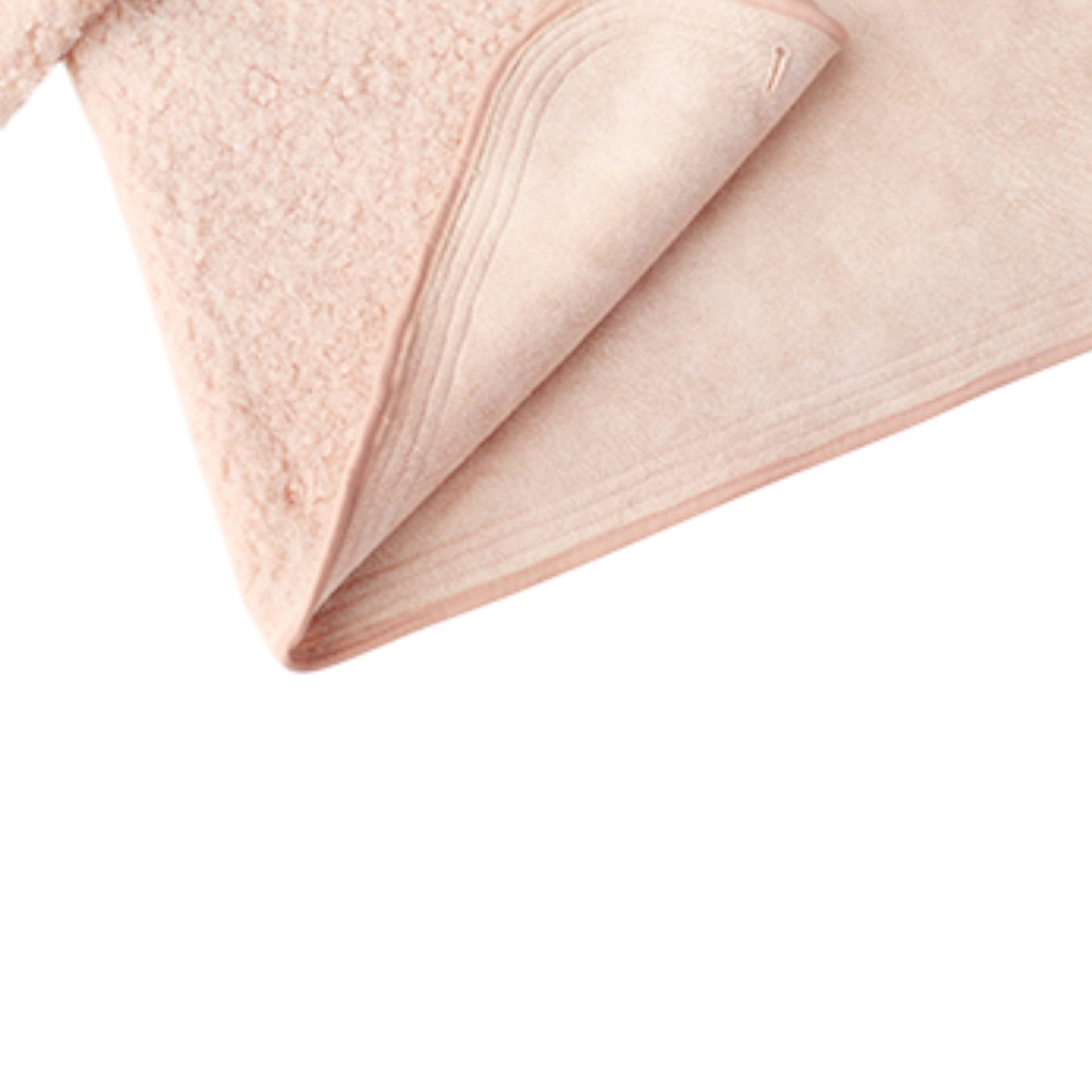 ツイードジャケットのゴールドボタンとブークレ生地のテクスチャを写した拡大写真。