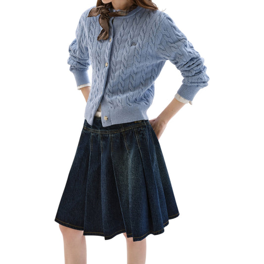 胸元のレター刺繍とVネックの開きが美しい、Fano ケーブルニット カーディガンの正面アップ。