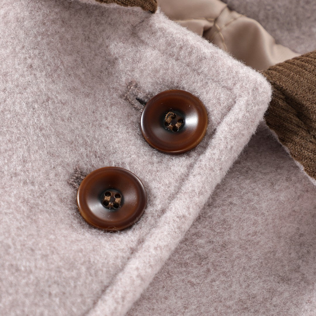 ヴィンテージデザイン ロングコートの生地の質感と、ボタンやステッチなどのディテールがわかる拡大写真。