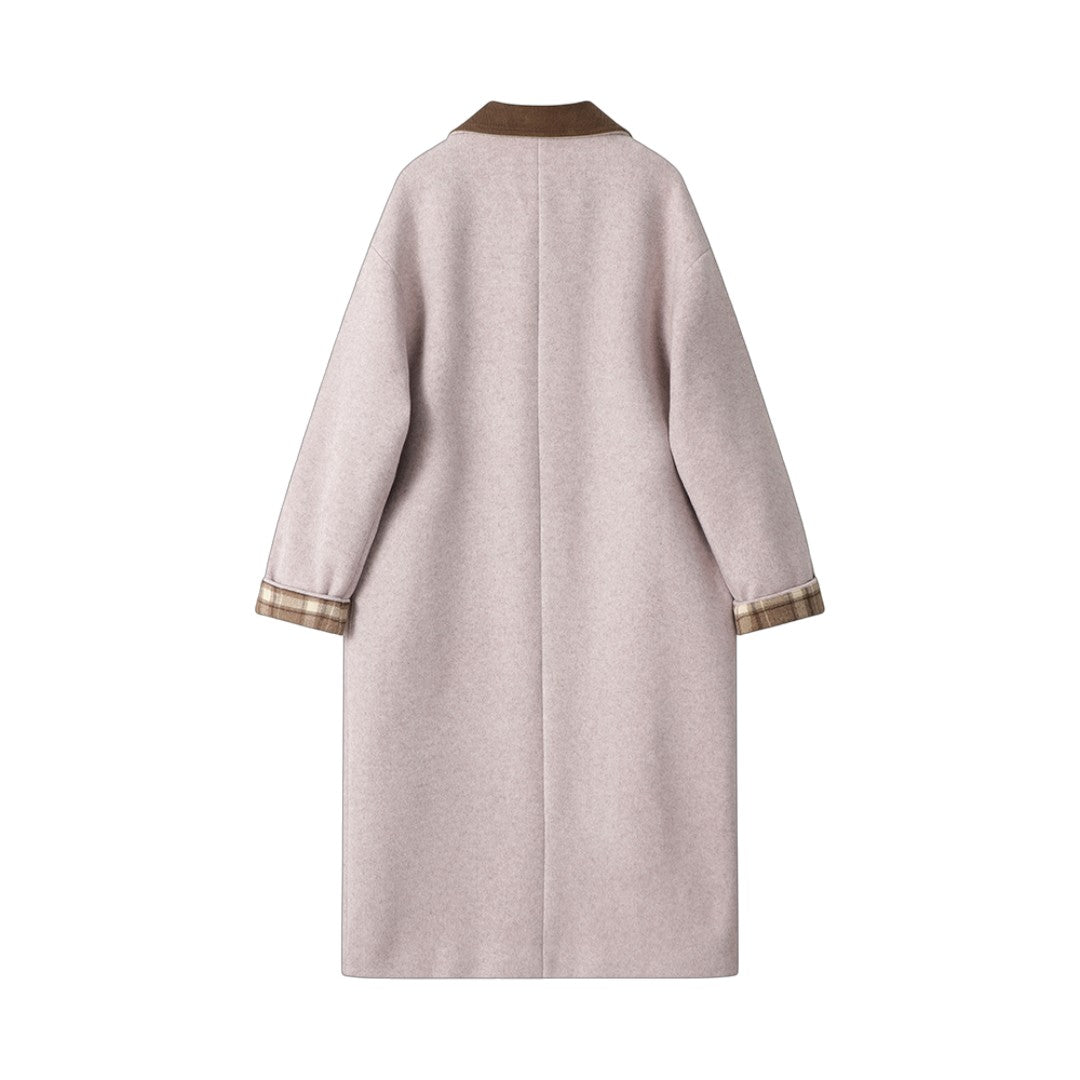 ヴィンテージデザイン ロングコートを着用したモデルの後ろ姿。背面のデザインと全体のシルエット。