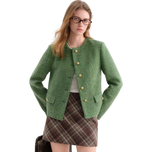 ウール混ツイードジャケットを着用したモデルの全身コーディネート