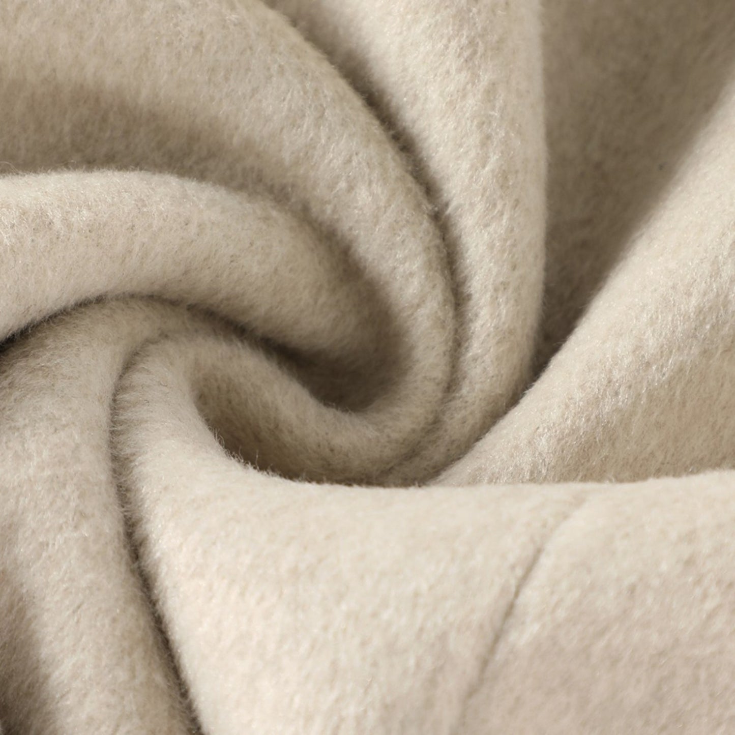 高級感のあるトグルボタンが特徴的な、大人のダッフルコートのフロント部分