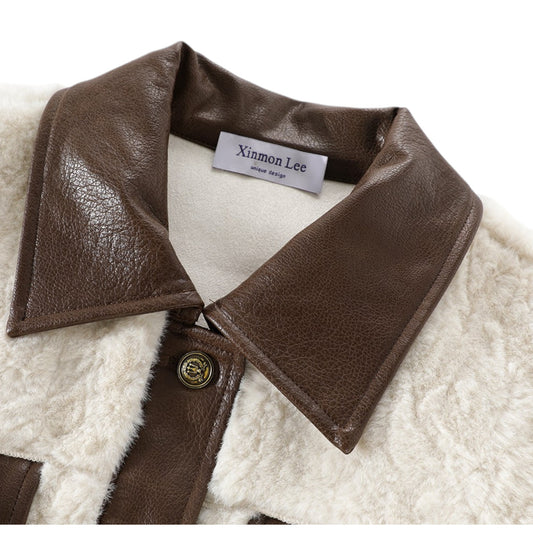 ジャケットの襟元と袖にあしらわれた、リッチで滑らかな質感の白いエコファーのディテール