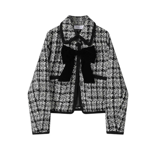 レディースツイードショートジャケットの正面アップ。生地の質感とボタンのディテール。