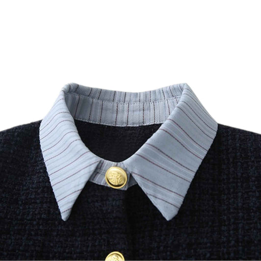 ツイード生地とゴールドボタンのディテールを拡大した写真。上品な素材感がわかる。