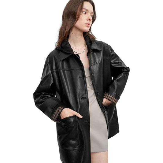 植物タンニンなめしのレディース レザージャケット シープスキンを着用したモデルの全身正面図。ミドル丈でエレガントなシルエット。