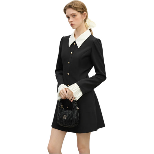 PAラインツイードのリトルブラックドレスを着用したモデルの正面全身ショット。