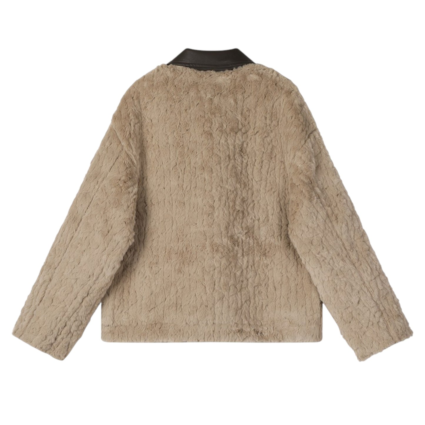 ショート丈ムートンジャケットのバックスタイル。シンプルなデザイン。