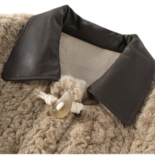 ムートンジャケットの素材拡大画像。柔らかなラムウール調ボアとエコレザーの質感。