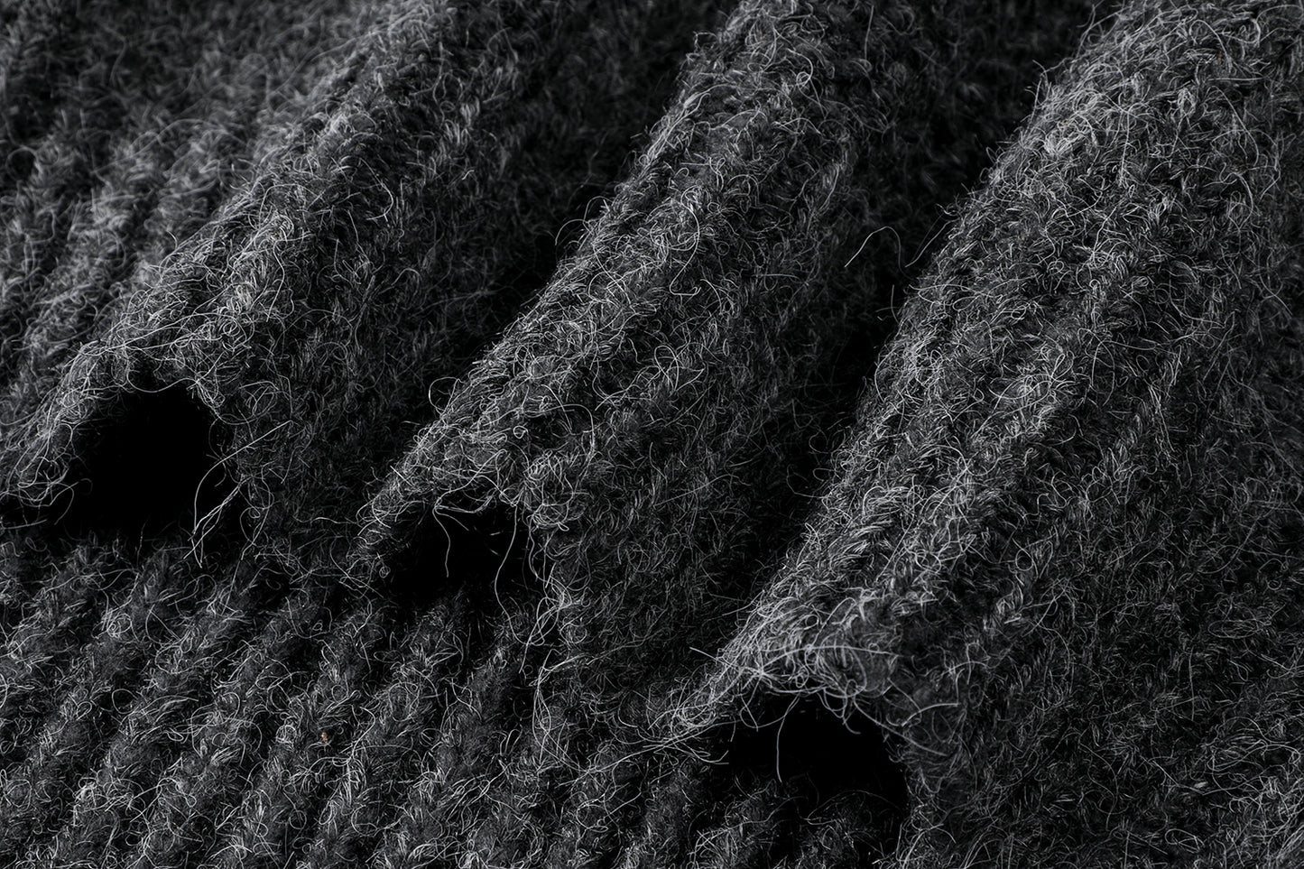 フーディーニットカーディガンの上質なニット生地のテクスチャとボタンの拡大画像。