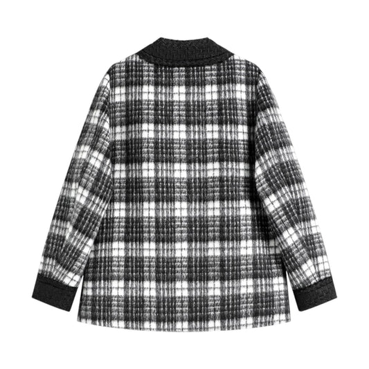 チェック柄ツイードジャケットを着用したモデルのバックスタイル。