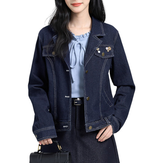 ヴィンテージブルーのショート丈デニムジャケットを着用したモデルの全身正面画像