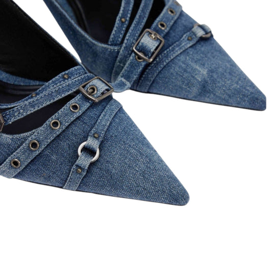 ポインテッドトゥ d'Orsayパンプスの正面からのクローズアップ。シャープなつま先のデザインがわかる。