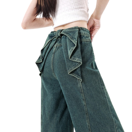 バックリボンワイドデニムを着用したモデルのサイドビュー。美しいストレートラインを強調。