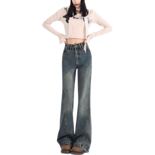 レトロ リベット付き デニム フレア パンツを着用したモデルの全身ショット。