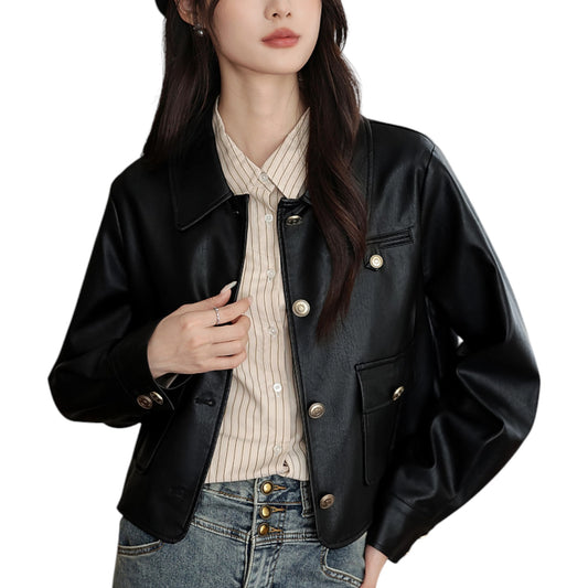 クロップド丈レザージャケットのジップと襟元のディテールがわかる正面アップ画像。