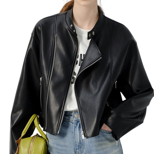 黒のスタンドカラーライダースジャケットの正面アップ。ジッパーと襟元のディテール。