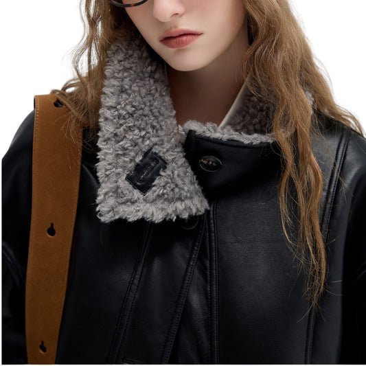 レディースボアライダースジャケットの正面アップ。襟と袖口の白いボアと黒いPUレザーのコントラストが特徴。