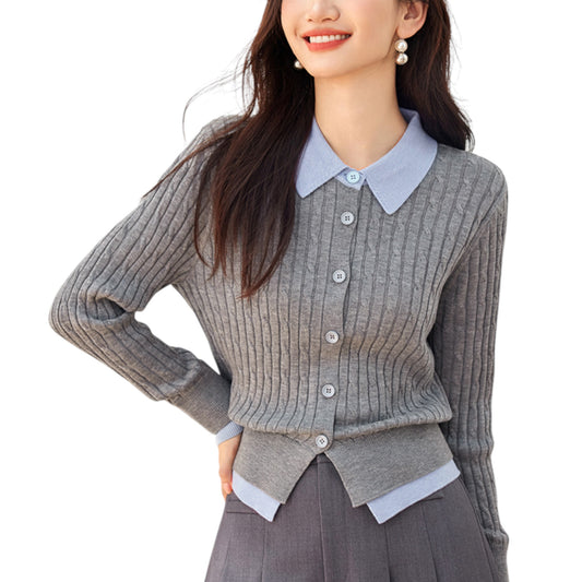 レイヤード風アシンメトリーニットを着用したモデルの全身ショット。グレーのニットと白シャツのドッキングデザイン。