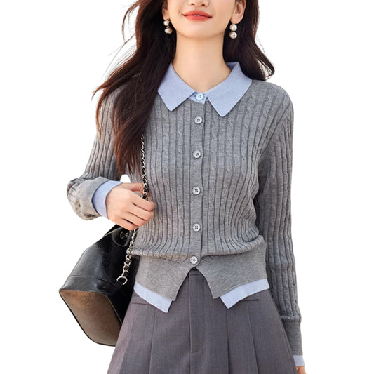 レイヤード風アシンメトリーニットを着用したモデルの全身ショット。グレーのニットと白シャツのドッキングデザイン。