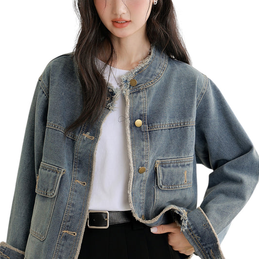 ウォッシュド加工が特徴的なヴィンテージフリンジデニムジャケットの胸元アップ。