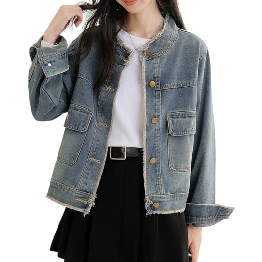 ウォッシュド加工が特徴的なヴィンテージフリンジデニムジャケットの胸元アップ。