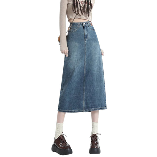 Aラインスリットデニムスカートを着用した女性モデルの全身コーディネート