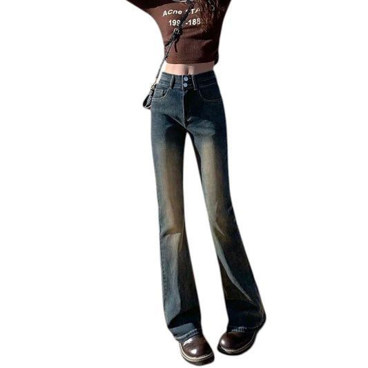 ハイウエストのフレアデニムとTシャツを合わせたコーディネート。