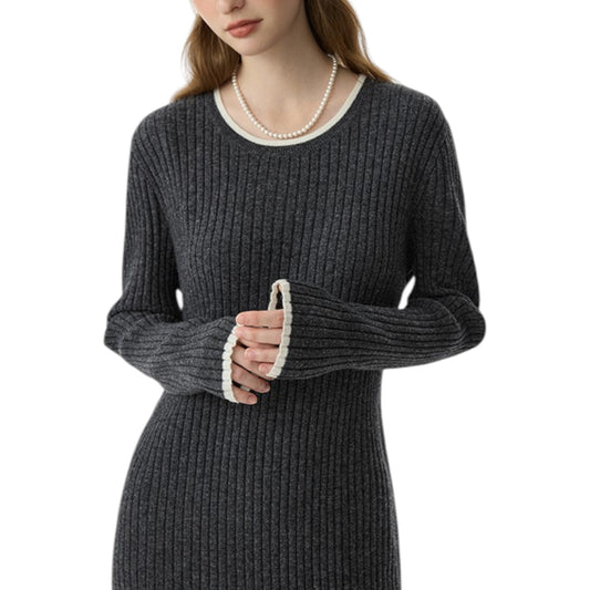 バイカラーニットワンピースの胸元から上のアップ。ハイネックとリブニットの質感がわかる。