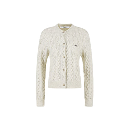 胸元のレター刺繍とネックの開きが美しい、Fano ケーブルニット カーディガンの正面アップ。