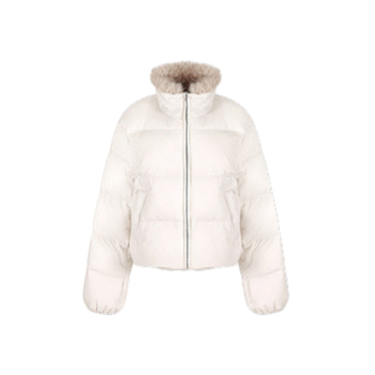 Fano 贅沢パフダウンジャケット 正面アップ：小顔を演出する贅沢ファーと気品ある顔周り