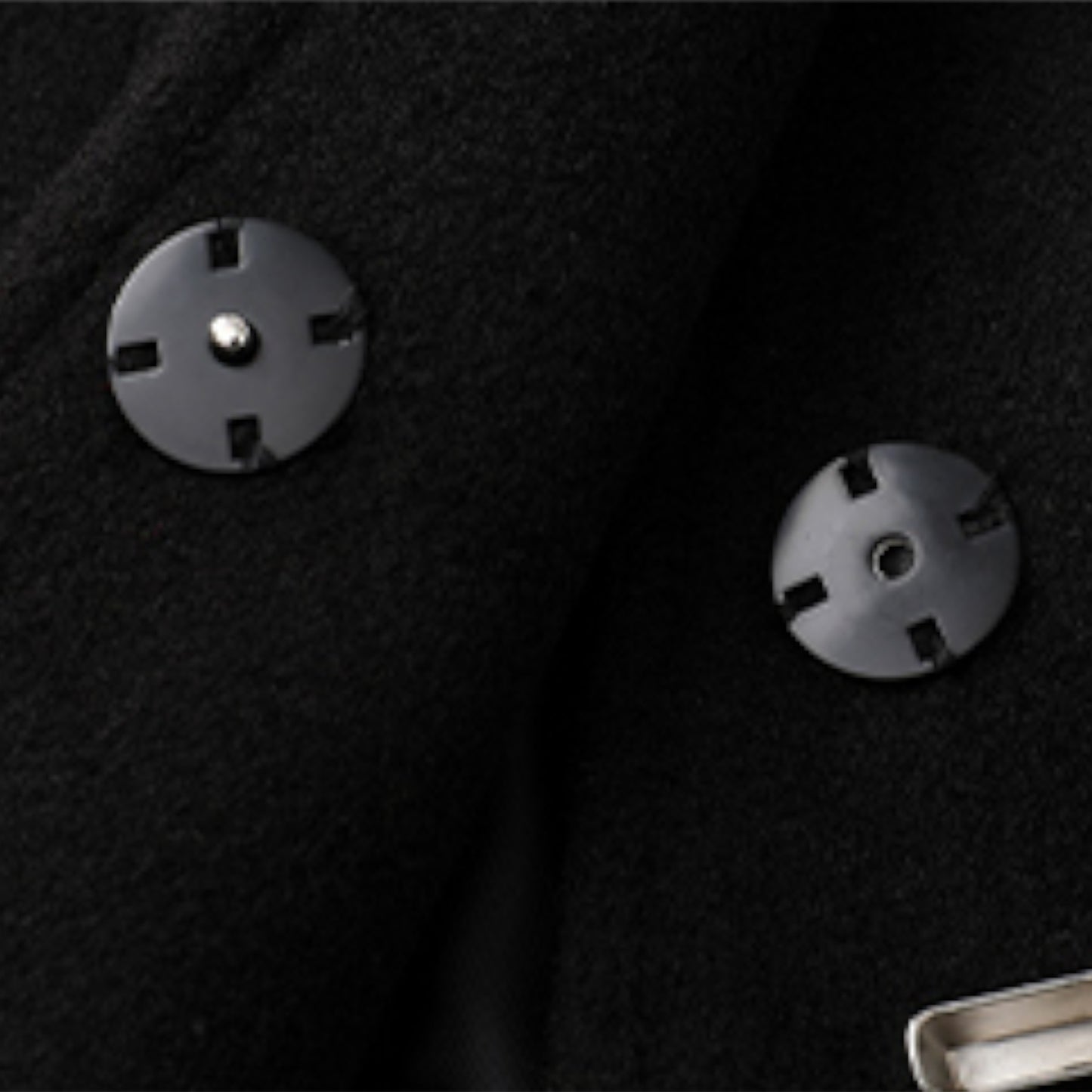 チェック柄ブラックロングコートの厚手な生地感と、ブラックとチェック柄の縫製部分がわかる拡大詳細画像。