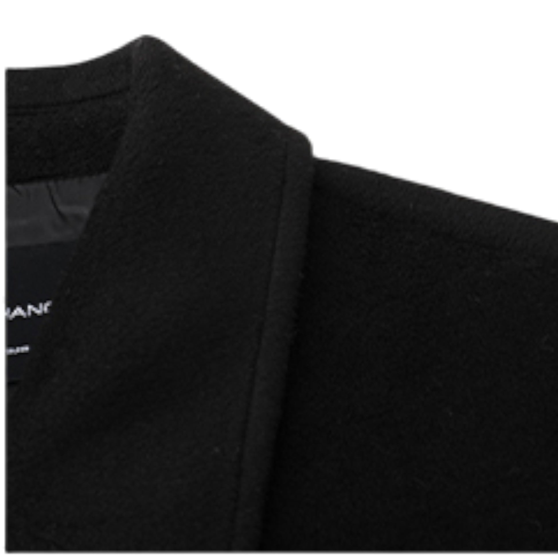 チェック柄ブラックロングコートの厚手な生地感と、ブラックとチェック柄の縫製部分がわかる拡大詳細画像。