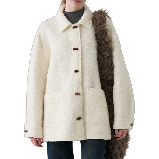 Vintage Wool Toggle Coat 正面アップ。顔周りを華やかに見せる襟のデザインとトグルボタン。