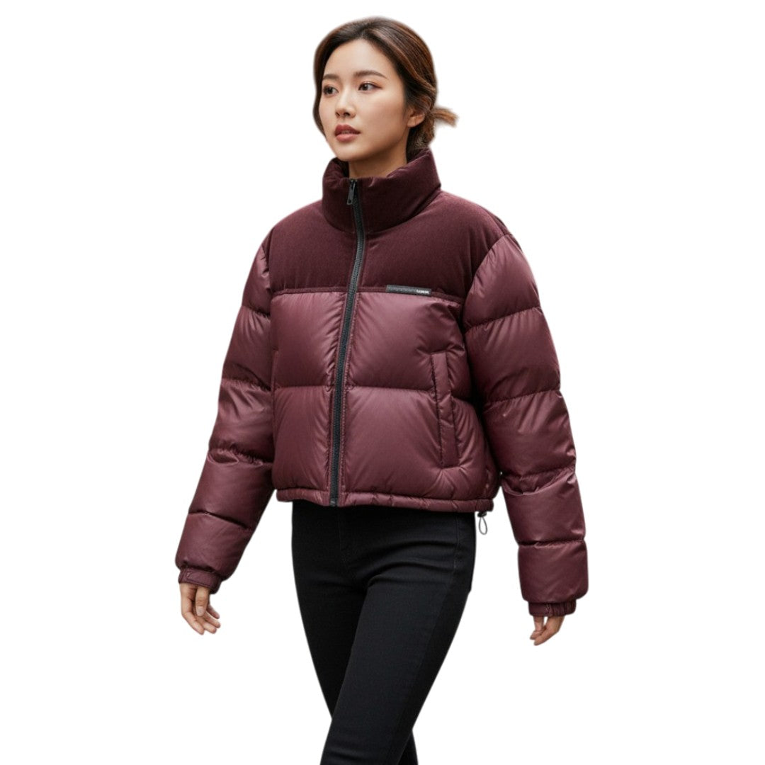 Front Full Body View 全体のシルエットと配色デザインが分かる正面からの全身ショット。ショート丈の絶妙なバランスとふわふわのボリューム感を表現。