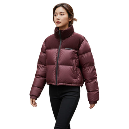 Front Full Body View 全体のシルエットと配色デザインが分かる正面からの全身ショット。ショート丈の絶妙なバランスとふわふわのボリューム感を表現。