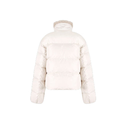 Fano 贅沢パフダウンジャケット バックスタイル：後ろ姿まで華やかに見せる配色切り替え